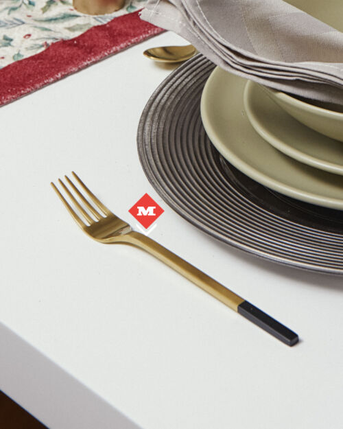 Set de cubiertos dorados