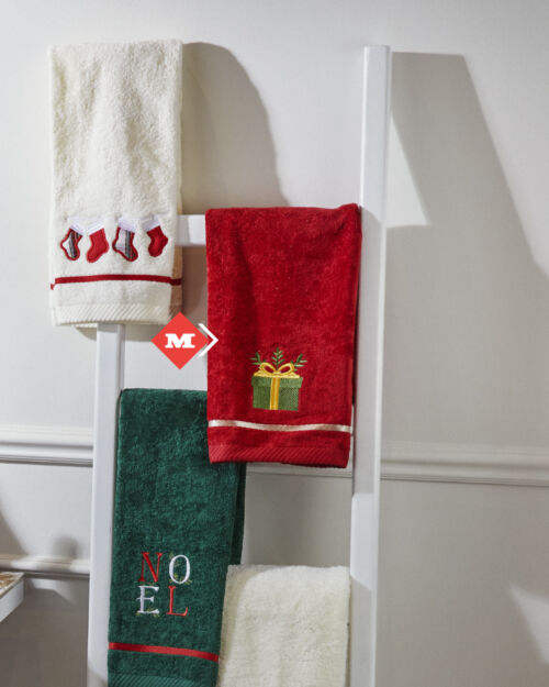 Toalla roja con regalo