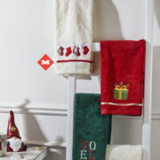 Toalla blanca con botas