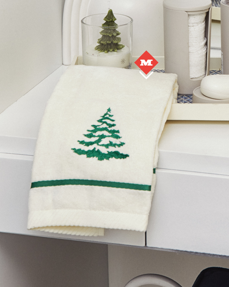 Toalla blanca brillante con árbol