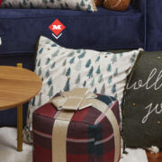 Cojín verde con árboles