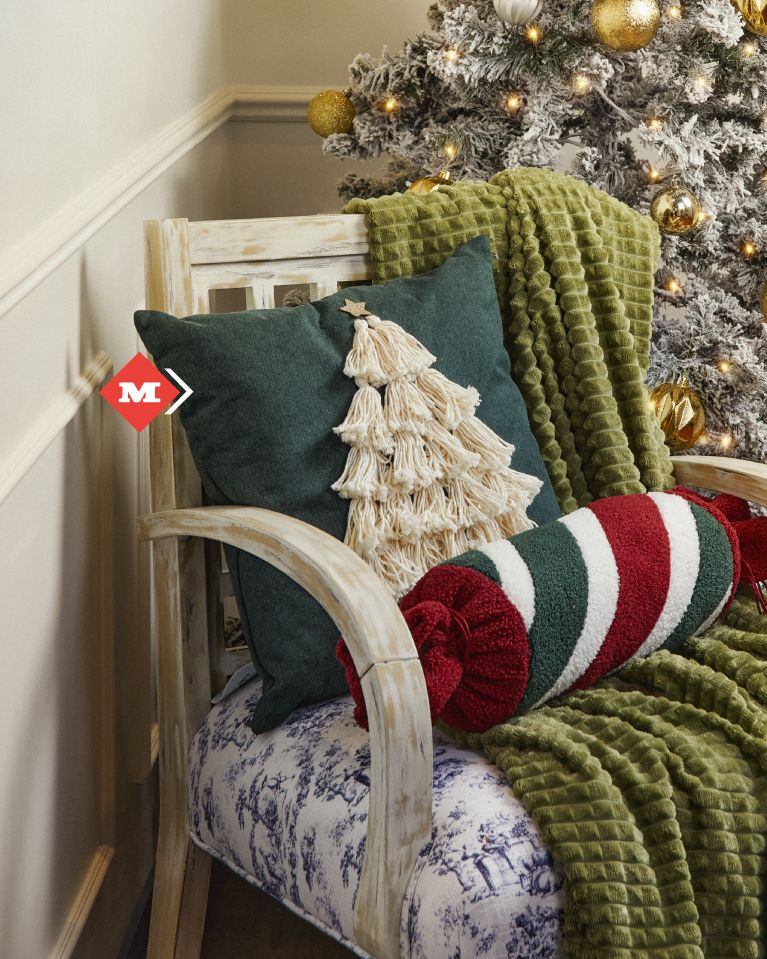 Cojín verde con árbol de borlas