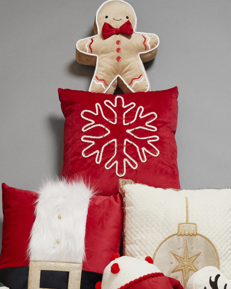 Cojín rojo con copo de nieve