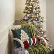 Cojín verde con árbol de borlas