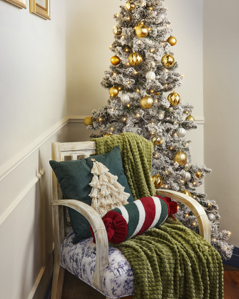 Cojín verde con árbol de borlas