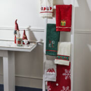 Toalla roja con regalo