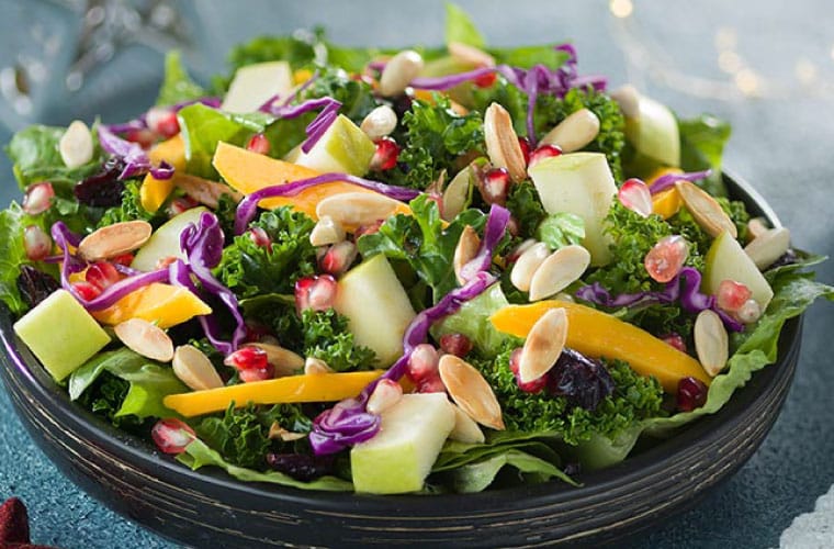 Ensalada de kale, frutas y almendras