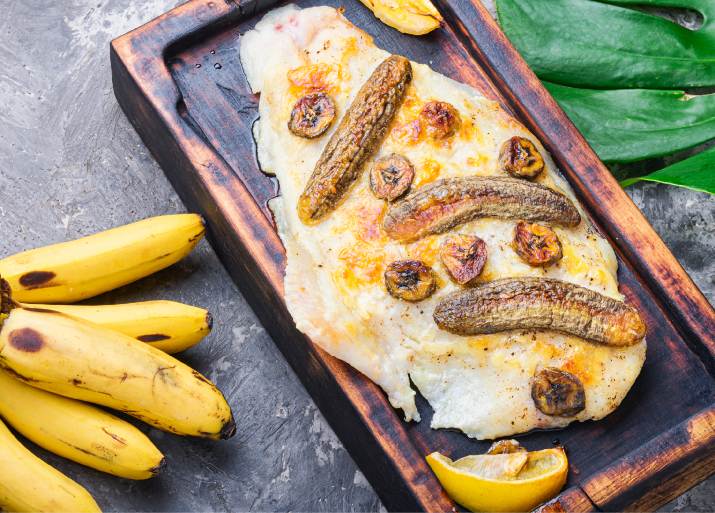 Plátano Agridulce con Pescado Crujiente