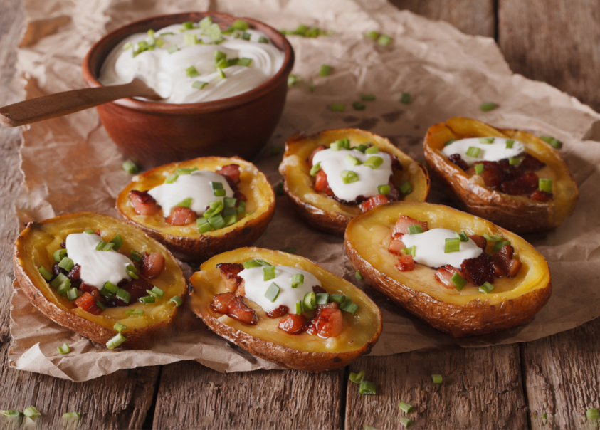 Papa Rellena con Panceta Crujiente y Zanahorias Glaseadas en Salsa Blanca