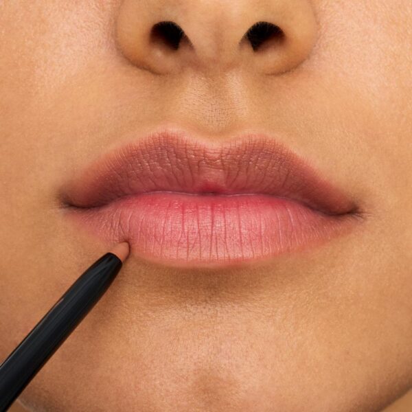Lápiz De Labios 8h Matte Confort 01 ESSENCE 3 G - Imagen 3