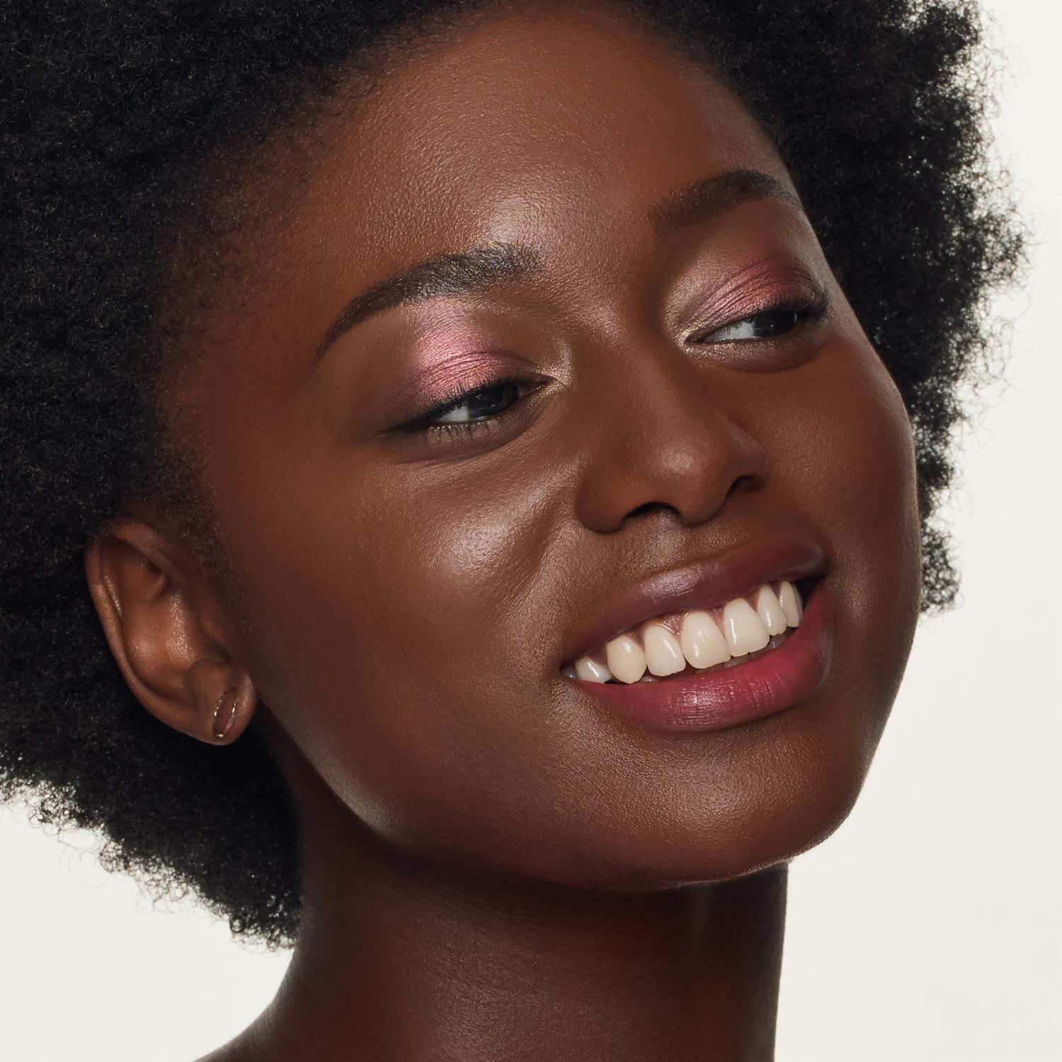 Relleno De Labios Hidratante Tinted Kiss 108 ESSENCE 4 Ml - Imagen 4