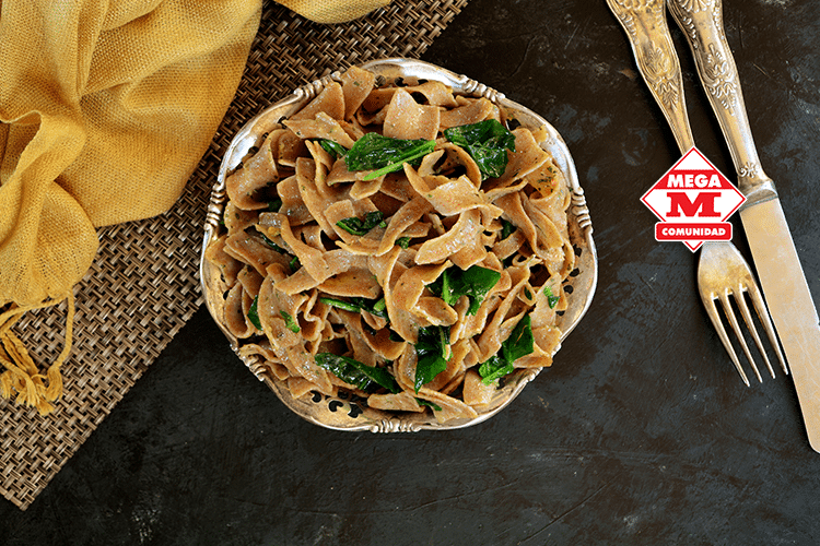 Pasta integral con espinacas y champiñones