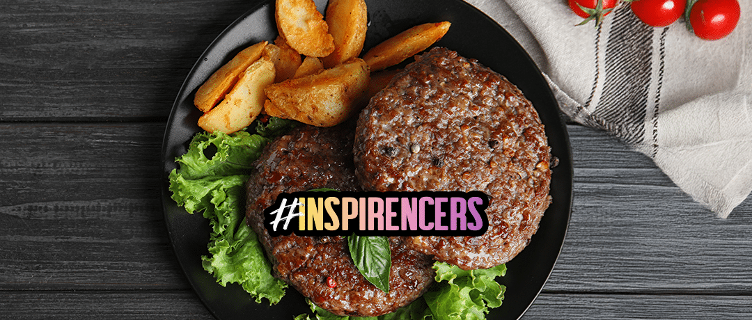 Hamburguesas de carne con papas fritas y ensalada fresca por Fran del Pino