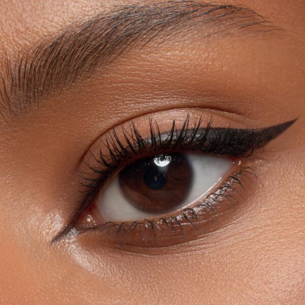 Delineador De Ojos Líquido Super Fine ESSENCE 1 Ml - Imagen 5