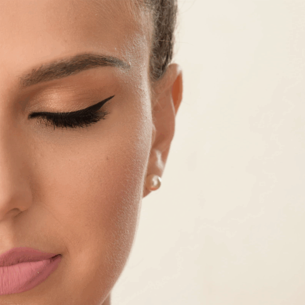 Delineador De Ojos Líquido Resist Negro VOGUE 4 Ml - Imagen 14
